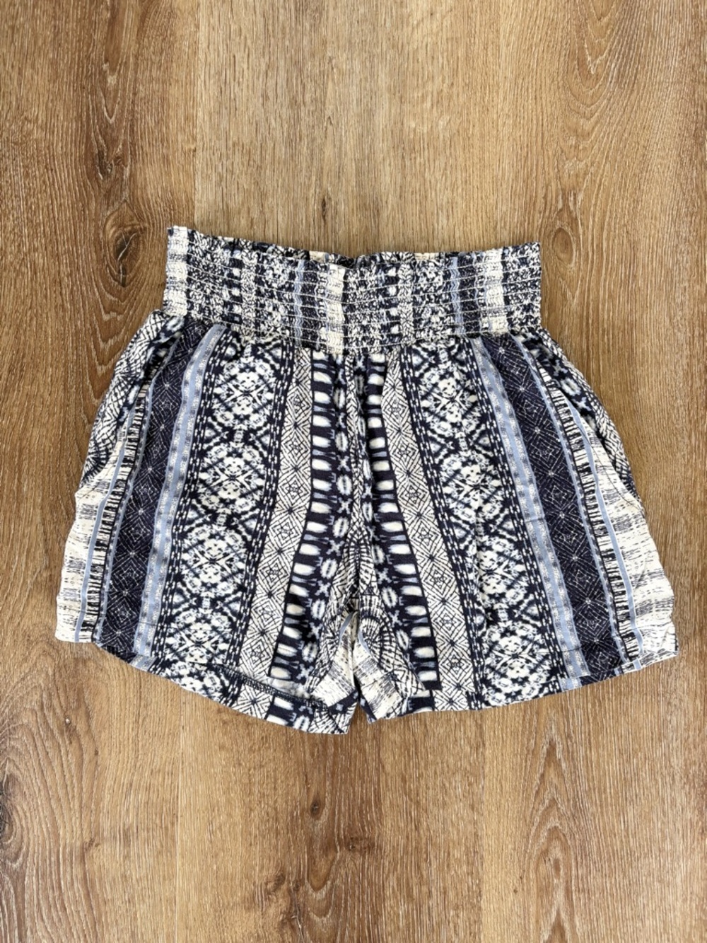 supply & demand High-Waist Smocked Boho Shorts in Navy & White Sz:XS| Summer